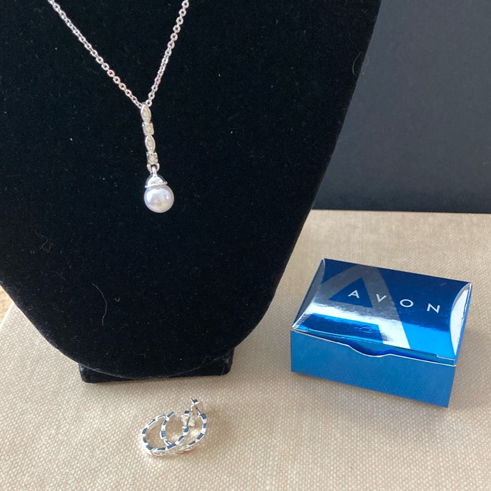 Avon Vintage Pearl w/ Rhinestone Linear Drop Silver Pendant Necklace Set NIB NE1